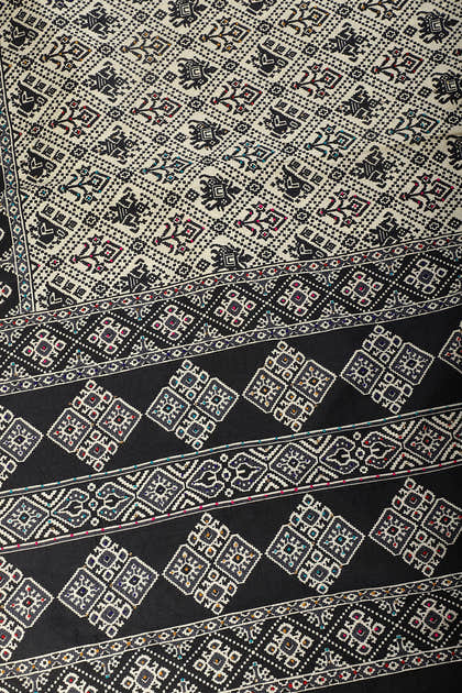 Cream & Black Silk Printed And Hand-Knot Work Saree