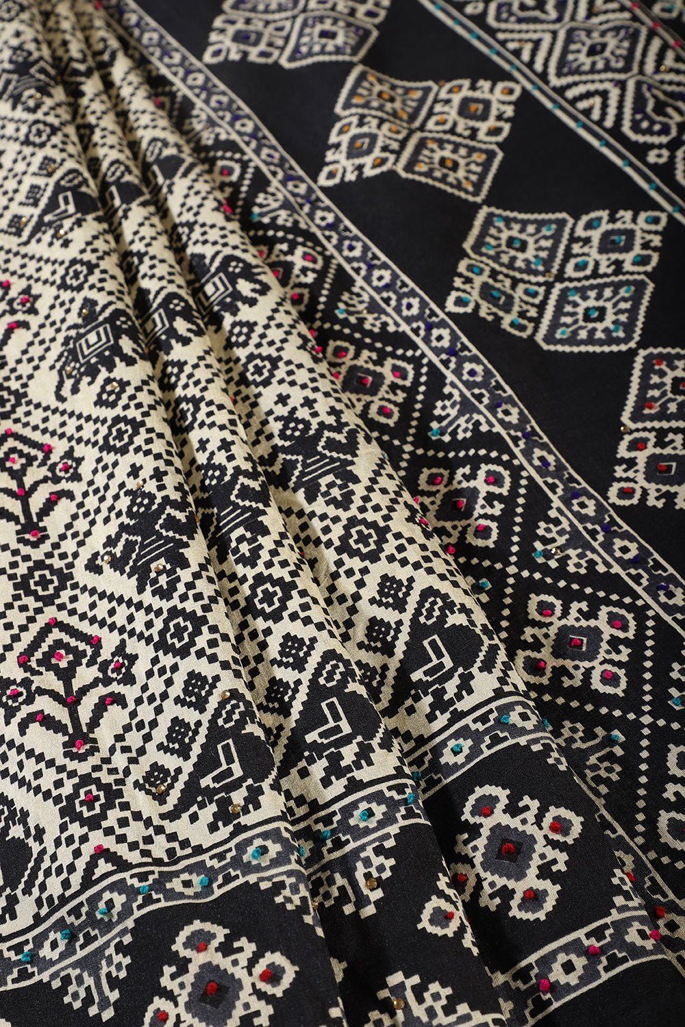 Cream & Black Silk Printed And Hand-Knot Work Saree