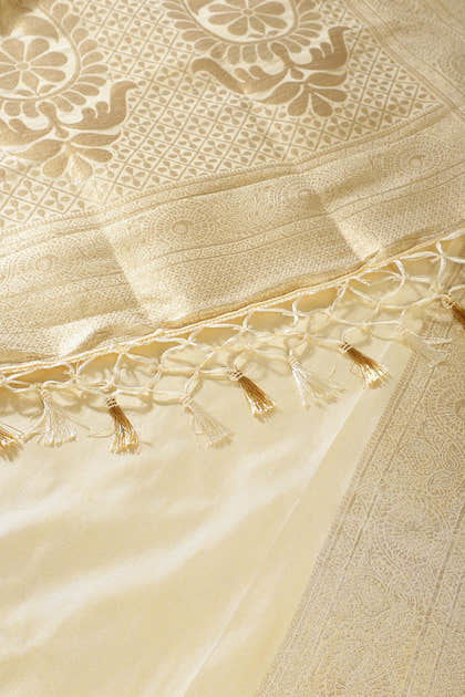 Cream Floral Zaal Woven Silk Banarasi Saree