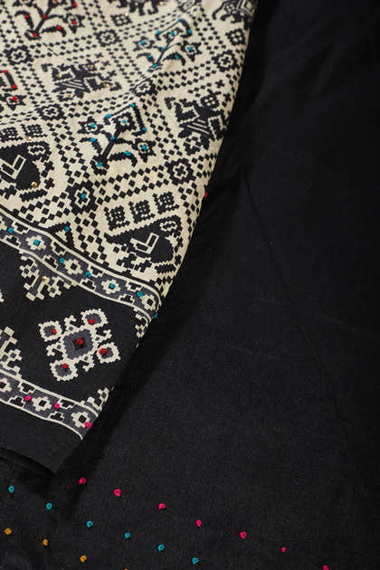 Cream & Black Silk Printed And Hand-Knot Work Saree