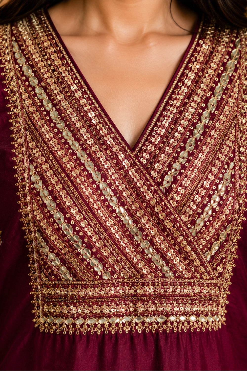Wine Neck-Embroidered Silk Straight Suit