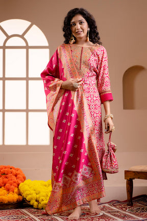 Fuchsia Pink Colour Muslin Printed Straight Suit